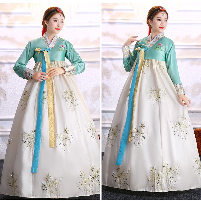 Váy truyền thống Hàn Quốc: Lấy cảm hứng từ những thế kỷ trước, váy truyền thống Hàn Quốc mang đến cho người mặc vẻ đẹp tinh tế và thanh lịch. Với các đường nét phức tạp và hoa văn tinh xảo, những chiếc váy này hoàn toàn xứng đáng được trưng diện trong các sự kiện quan trọng và dịp đặc biệt.