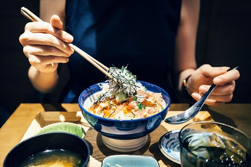 Vì sao ở Hàn Quốc không được bưng bát cơm lên miệng khi ăn? 